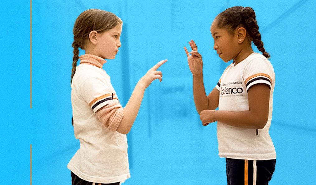 Crianças aprendem Libras para se comunicar com colega surdo | Escola de  Libras